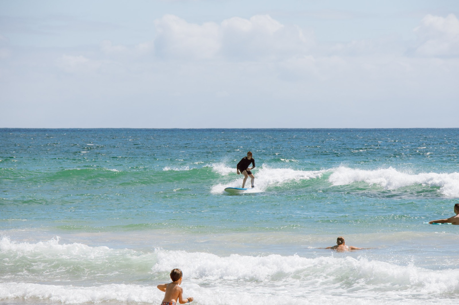 Surfista deslizando na onda